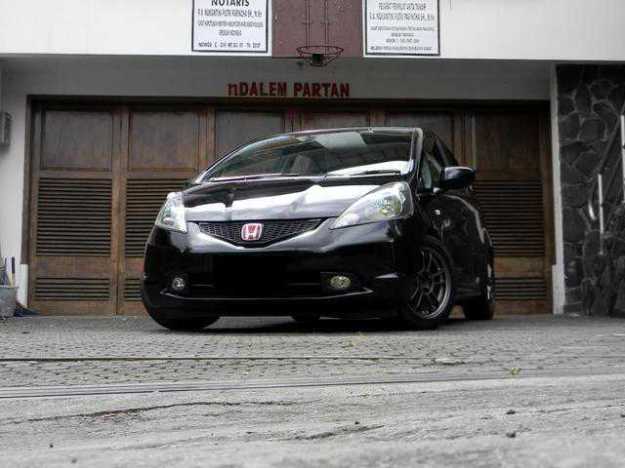 was a black honda jazz modification touched in some parts. honda jazz 